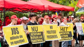FOTO // Limba română dă bătăi de cap socialiștilor. Protestează având pancarte cu greșeli gramaticale